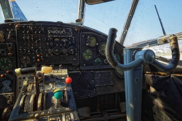 Középső konzol és fojtószelep egy régi repülőgépen — Stock Fotó