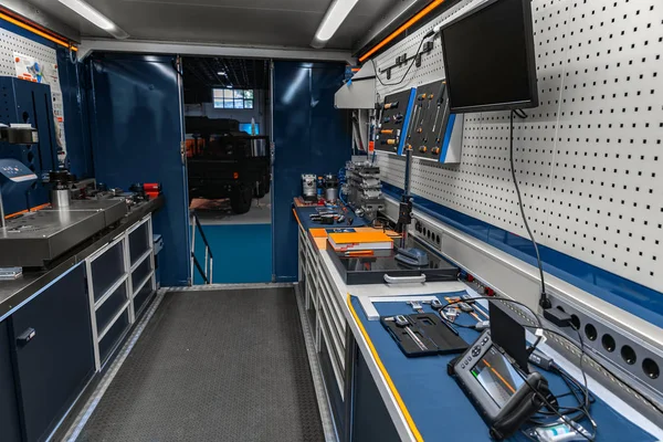 Oficina industrial móvel montada dentro do caminhão — Fotografia de Stock