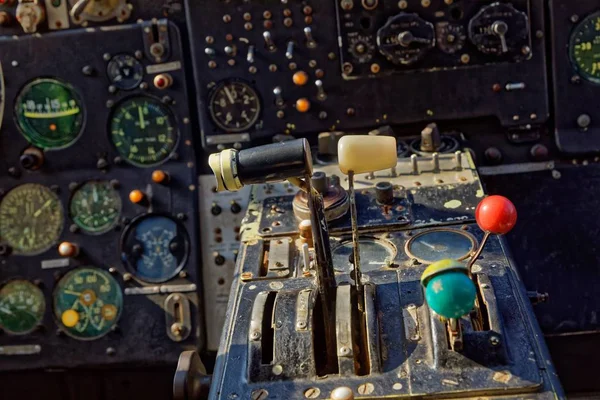 古い飛行機のセンターコンソールとスロットル — ストック写真