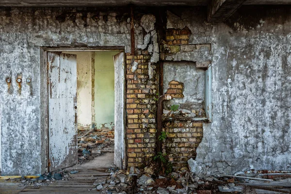 Εγκαταλειμμένος κατεστραμμένος τοίχος κτιρίων — Φωτογραφία Αρχείου