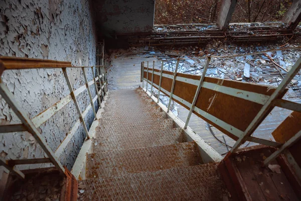 Escalera abandonada ángulo tiro — Foto de Stock