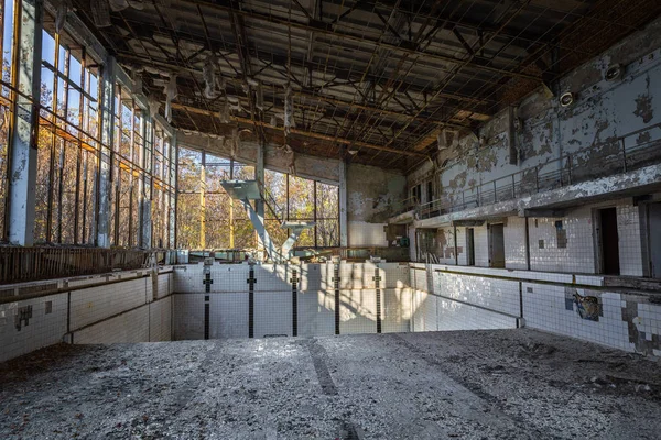 Das verlassene Schwimmbad in Pripjat, Sperrzone Tschernobyl 2019 — Stockfoto