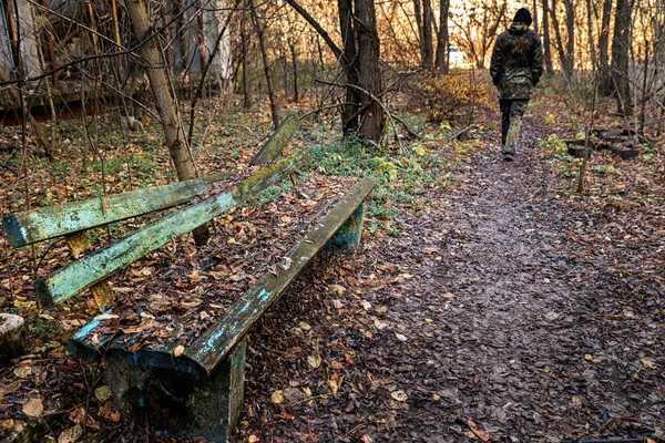 Alte zerstörte Bank neben Weg — Stockfoto