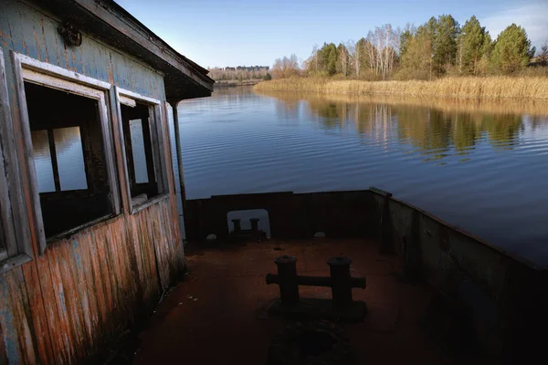 Uszkodzone boathous na bagnach — Zdjęcie stockowe