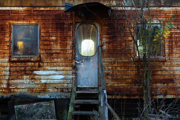 Train abandonné laissé à l'extérieur — Photo