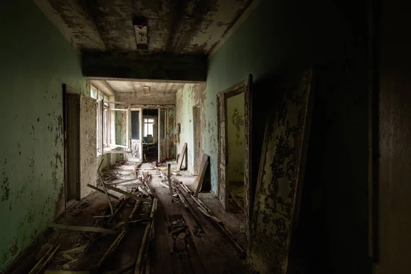 Corredor abandonado en Pripyat Hospital, Zona de Exclusión de Chernobyl 2019 — Foto de Stock