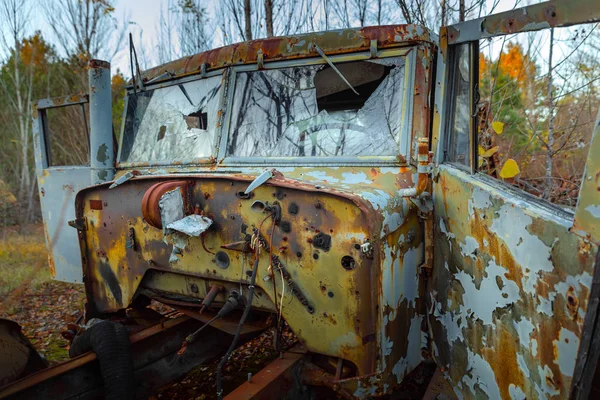 Camion abandonné laissé à l'extérieur — Photo