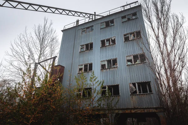 Aufgelassene Zementfabrik in der Nähe des Kernkraftwerks Tschernobyl — Stockfoto