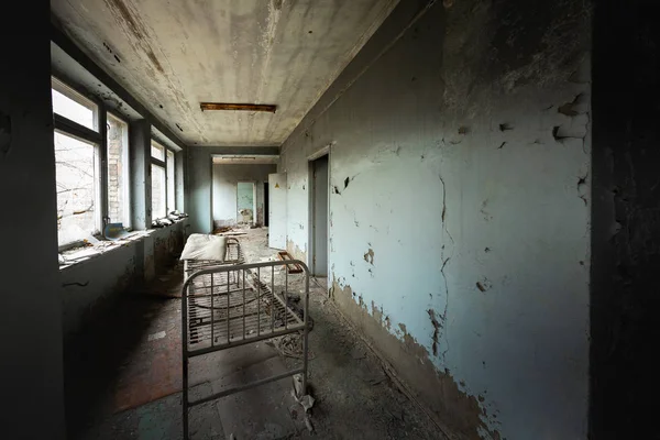 Salão abandonado do Hospital Pripyat, zona de Excusão de Chernobyl 2019 — Fotografia de Stock