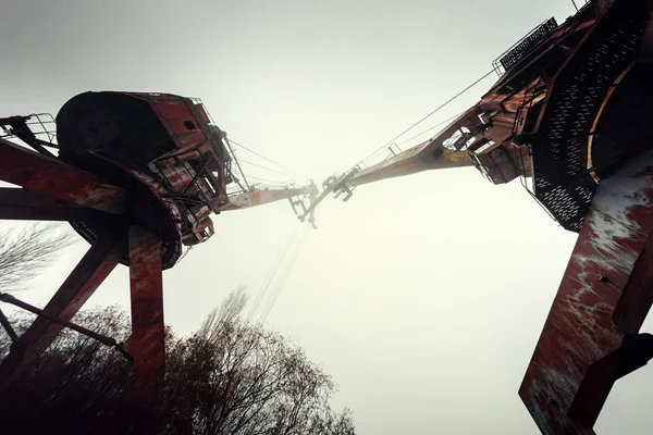 切尔诺贝利码头的生锈老工业码头起重机，2019 — 图库照片