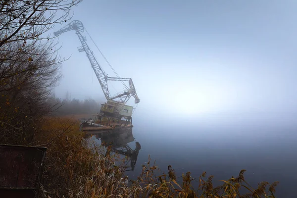 Rusty stare żurawie przemysłowe w Czarnobylu Dock, 2019 — Zdjęcie stockowe