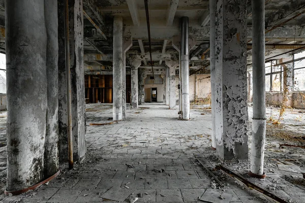 Zničená hala v továrně Jupiter, zóna vyloučení Černobylu 2019 — Stock fotografie