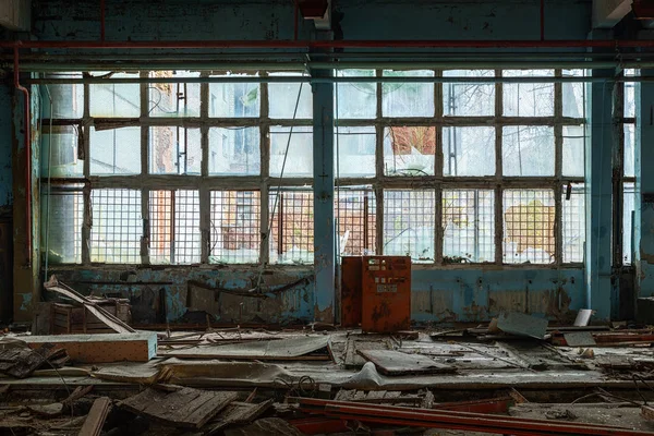 木星工場、チェルノブイリ排除ゾーン2019の大きな産業用窓 — ストック写真