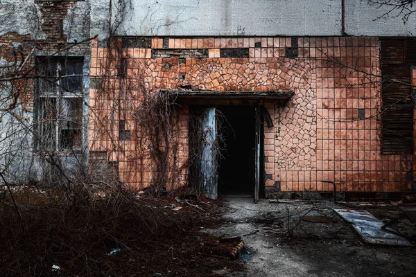 Porta abandonada para a fábrica de Júpiter na zona de exclusão de Chernobyl — Fotografia de Stock