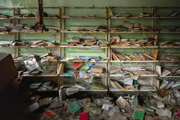 Yıpranmış kitaplarla dolu raflar ile terk edilmiş kitapçı — Stok fotoğraf