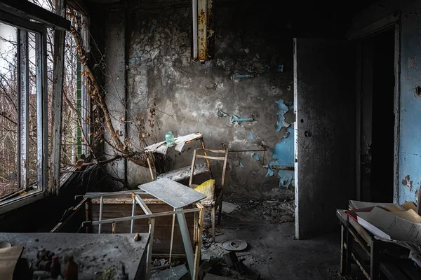 Verlassenes Krankenhauszimmer in Pripjat, Tschernobyl-Ausflugsgebiet 2019 — Stockfoto