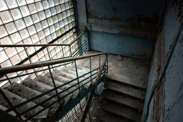 Escalera abandonada ángulo tiro —  Fotos de Stock