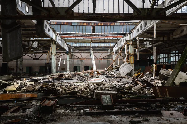 Telhado danificado na fábrica de Júpiter, zona de exclusão de Chernobyl 2019 — Fotografia de Stock