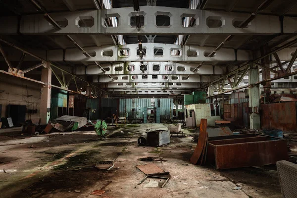 Poškozená střecha v továrně na Jupiter, zóna vyloučení Černobylu 2019 — Stock fotografie