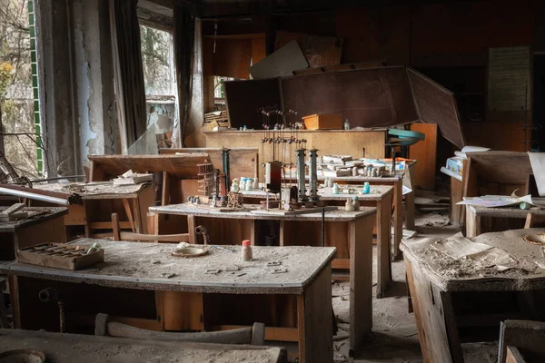 Заброшенный класс в школе номер 5 Припяти, Чернобыльская зона отчуждения 2019 — стоковое фото