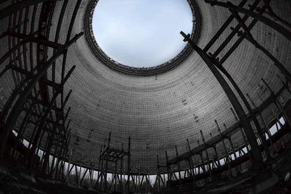 Torre de resfriamento do reator número 5 na usina nuclear de Chernobyl, 2019 — Fotografia de Stock