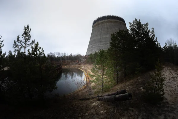 Hűtőtorony száma 5 a csernobili atomerőmű, 2019 — Stock Fotó