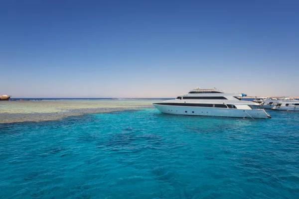 Luxury yacht docking near coral reef — Stock Photo, Image