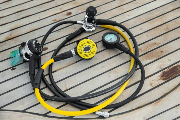 Reguladores de mergulho e bocal no convés do barco — Fotografia de Stock