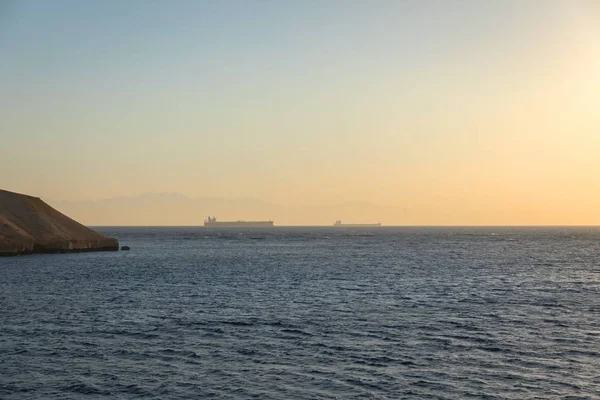 Gran petrolero en el horizonte — Foto de Stock