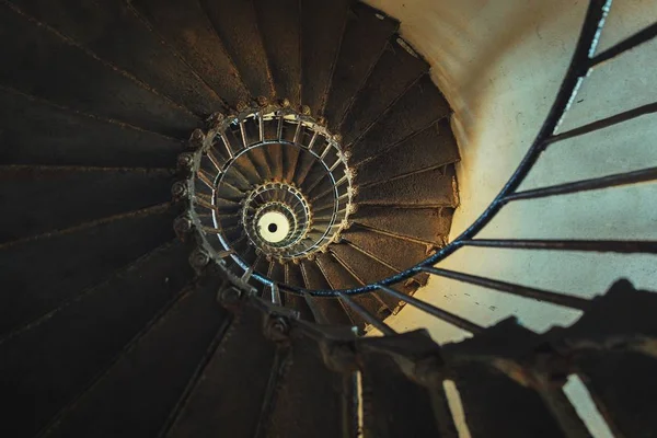 위쪽으로 가는 나선형 계단 — 스톡 사진