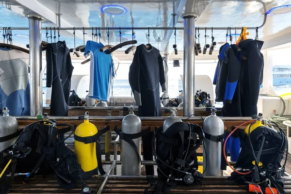 Cilindros de buceo en el barco —  Fotos de Stock