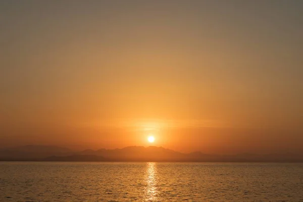 Schöner Sonnenuntergang über dem Horizont — Stockfoto