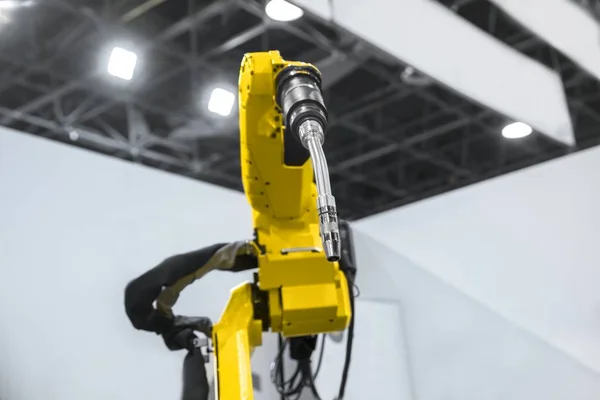 Brazo robot automático trabajando en un entorno industrial —  Fotos de Stock