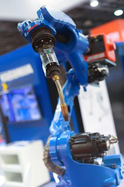 Automatische robotarm werken in industriële omgeving — Stockfoto