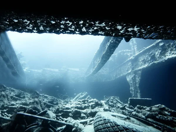 Vnitřek trosek lodi v oceánu — Stock fotografie