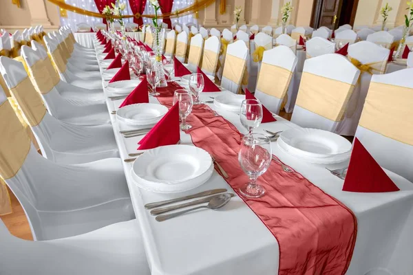 Masalar kurulmuş büyük yemek salonu — Stok fotoğraf