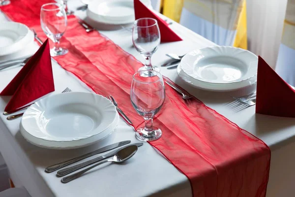 Großer Speisesaal mit aufgestellten Tischen — Stockfoto
