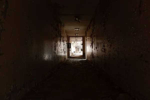 Opuszczony korytarz ze światłem na końcu — Zdjęcie stockowe