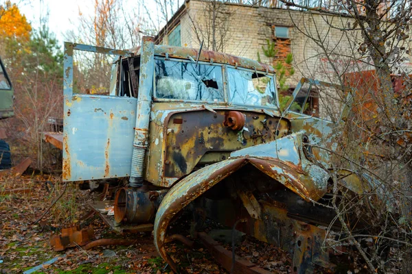 Opuszczona ciężarówka pozostawiona na zewnątrz na stacji w Czarnobylu Fire — Zdjęcie stockowe