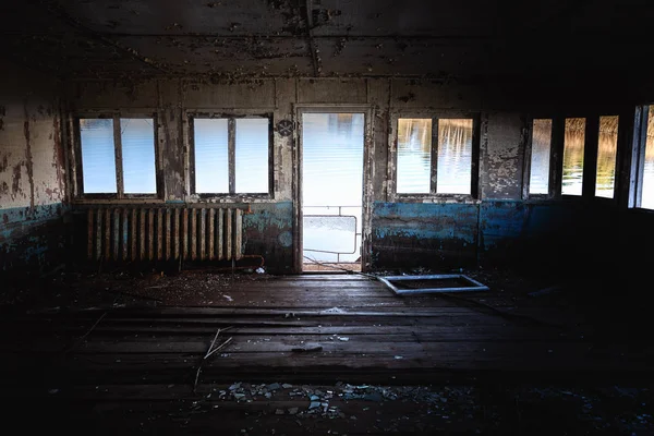 Темна кімната покинутого човна на березі озера — стокове фото