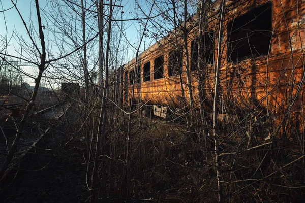 Comboio abandonado no exterior — Fotografia de Stock