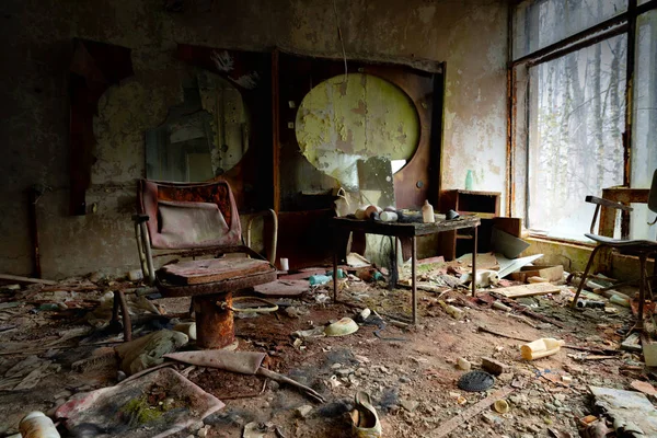 Peluquería abandonada en Pripyat, Zona de Exclusión de Chernobyl 2019 — Foto de Stock