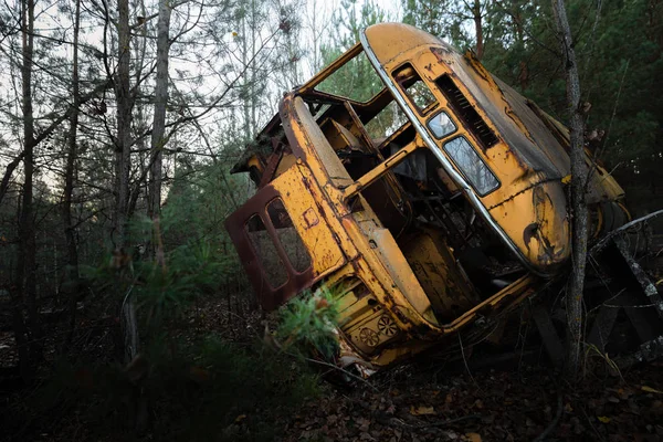 Camião abandonado deixado lá fora no quartel de bombeiros de Chernobyl — Fotografia de Stock