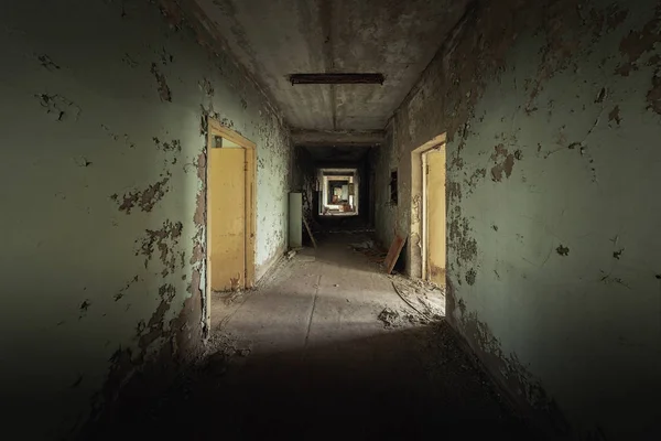 Заброшенный коридор в больнице Припять, Чернобыльская зона отчуждения 2019 — стоковое фото