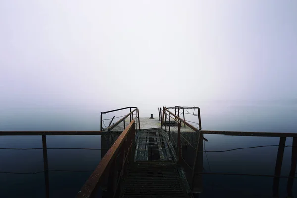 朝の霧の中で損傷した桟橋 — ストック写真