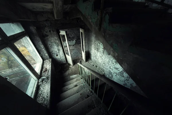 放棄された階段角度ショット — ストック写真
