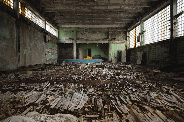 Quarto abandonado na escola Pripyat, Zona de Exclusão de Chernobyl 2019 — Fotografia de Stock