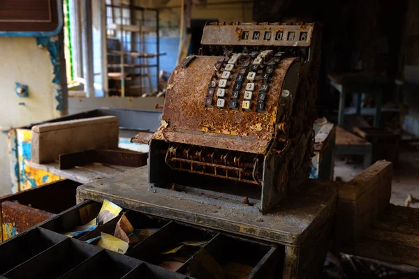 Cajero automático viejo y oxidado en el escritorio —  Fotos de Stock