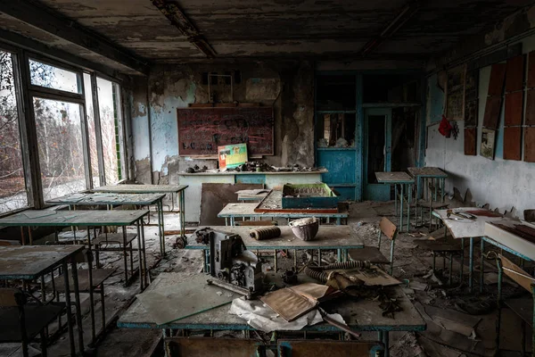 Verlassenes Klassenzimmer in der Schule Nummer 5 von Pripjat, Sperrzone Tschernobyl 2019 — Stockfoto