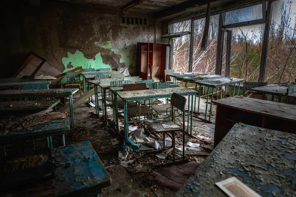 Övergivna klassrum i skolan nummer 5 av Pripyat, Tjernobyl Uteslutningszon 2019 — Stockfoto